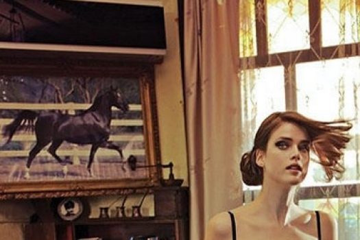 Julia Saner arpente Istanbul pour Vogue Turkey