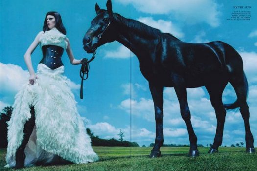 [Fashion Editorial] La cavalière est gothique chic pour Harper’s Bazaar Brazil