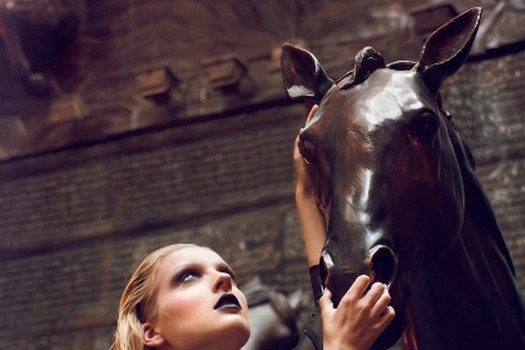 [Fashion Editorial] Le cheval noir de Simone Lezzi