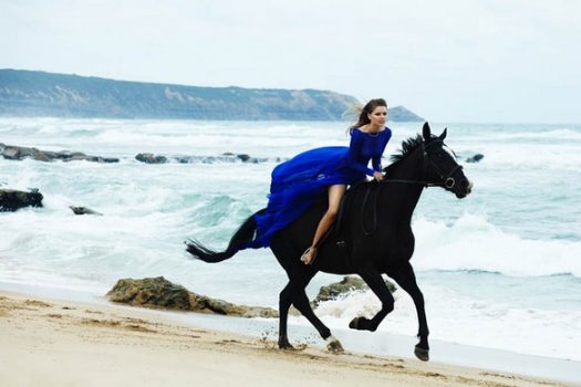 [Fashion Editorial] Juliana Jorge à cheval entre sable et mer