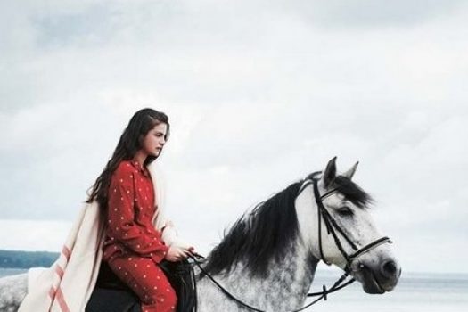 [Fashion] Enfant rêveuse et cheval gris pour Toast