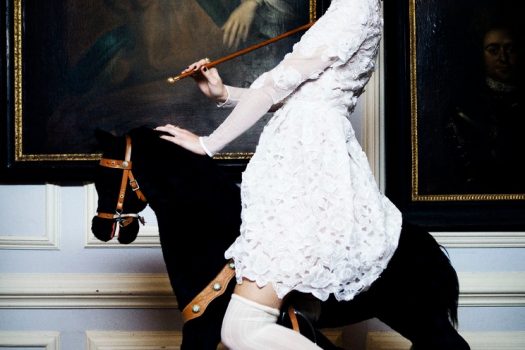 [People] Keira Knightley à cheval et à bascule pour Vogue Italia