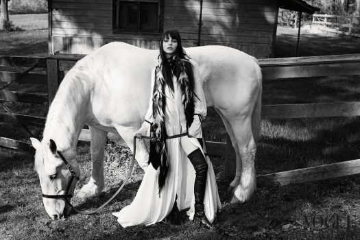 [Fashion Editorial] Vittoria Ceretti, cavalière en Vogue
