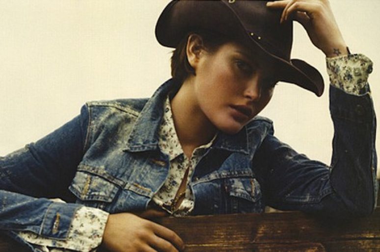 Catherine McNeil en cow-girl illuminée pour Vogue Paris