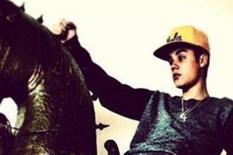 [People] Justin Bieber rides my pony #1