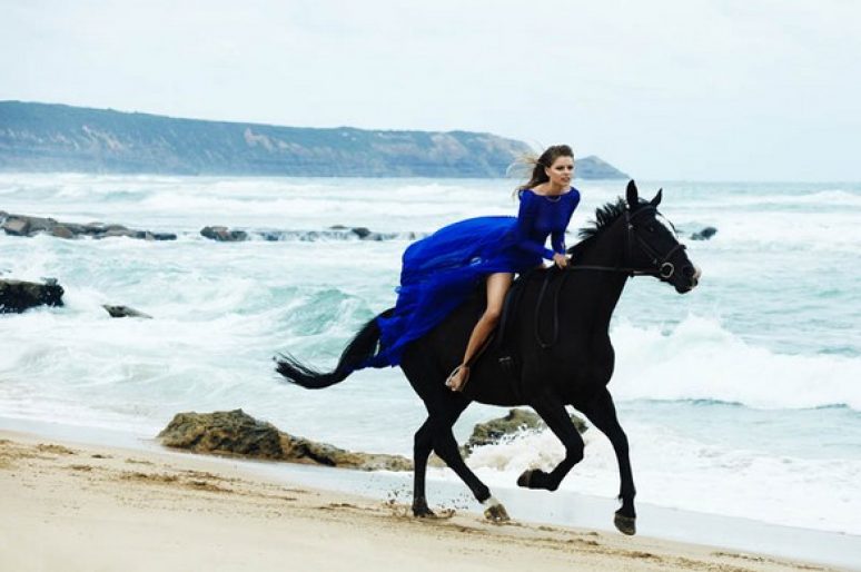 [Fashion Editorial] Juliana Jorge à cheval entre sable et mer