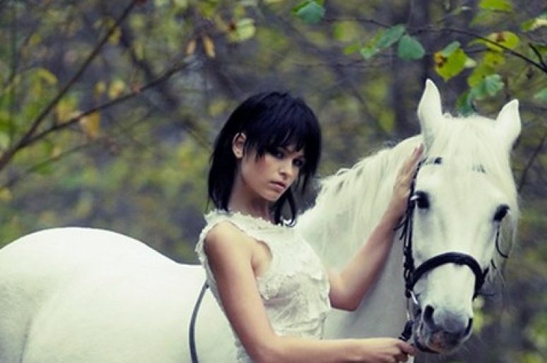 [Fashion Editorial] Roman Schmidt : la princesse sur son cheval blanc