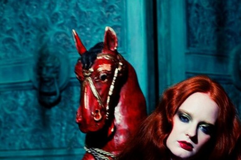 [Fashion] Le cheval rouge de Saga Sig