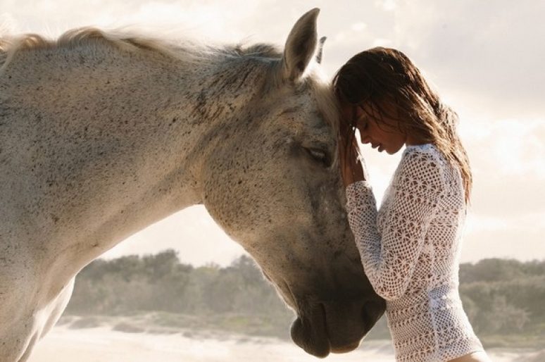 [Fashion Editorial] Le sable, le cheval et Samantha Harris