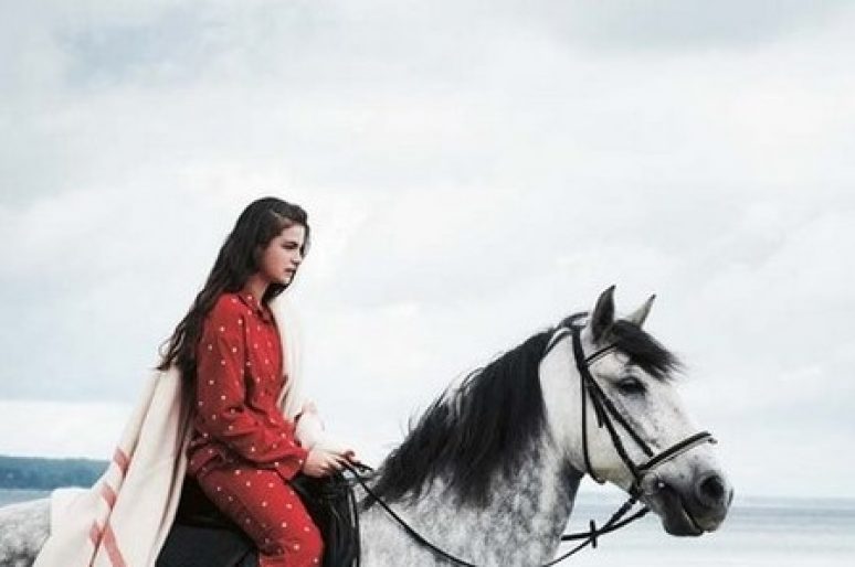 [Fashion] Enfant rêveuse et cheval gris pour Toast