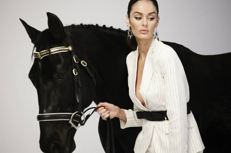 [Fashion Ad Campaign] Le cheval noir du Queen Victoria Building