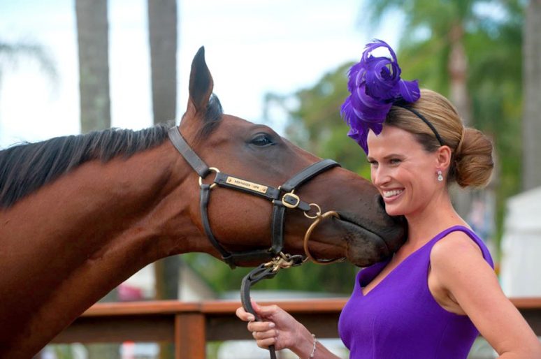 [Exclusive Interview] Francesca Cumani au Prix de Diane Longines : “être un bon commentateur exige que vous soyez passionné”