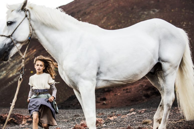 [Fashion Editorial] Le poney blanc de Papier Mache