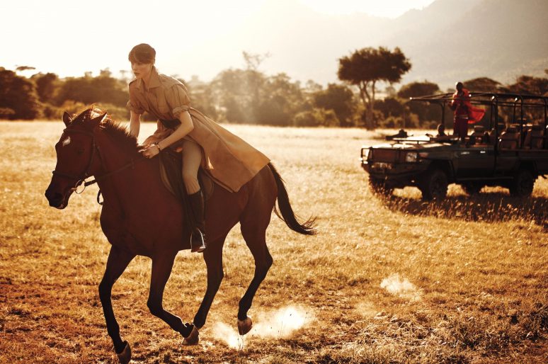 [Fashion Editorial] Edie Campbell back in the saddle pour WSJ Magazine