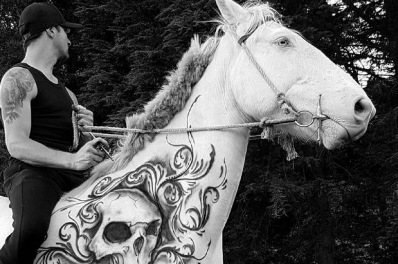 [People] Benjamin Lloyd, l’homme qui tatouait les chevaux